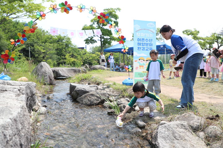 [세종=뉴시스] 한국농어촌공사가 28일 전남 나주 본사에서 사내 어린이집인 해파란 어린이집 원생을 대상으로 '찾아가는 해양 환경 교육'을 실시하고 있는 모습. (사진=농어촌공사 제공) *재판매 및 DB 금지