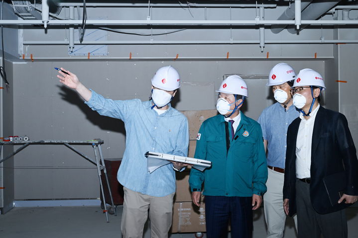 백경현 구리시장이 재개장을 앞두고 리모델링 공사가 진행되고 있는 구리유통종합시장 내 롯데마트 구리점을 방문해 점검을 진행하고 있다. (사진=구리시 제공) photo@newsis.com *재판매 및 DB 금지