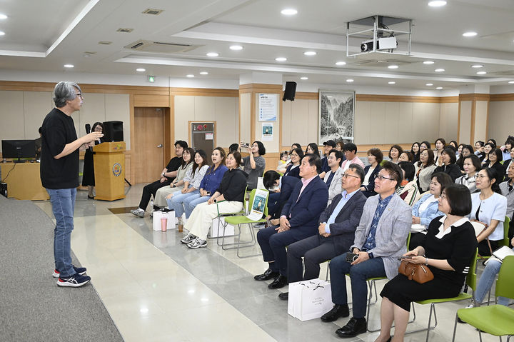 김영한 소장이 심리극 활용해 부모교육 특강을 하고 있다. *재판매 및 DB 금지