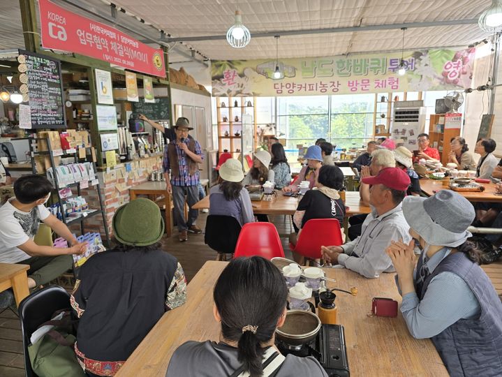 [안동=뉴시스] 경북의 농업인들이 27일 전남에서 커피 및 차 재배 교육을 받고 있다. (사진=경북도 제공) 2025.05.28. photo@newsis.com *재판매 및 DB 금지
