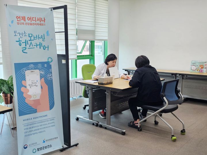 [함양=뉴시스] 함양군 모바일 헬스케어사업 ‘최초 방문검진·상담’ (사진=함양군 제공) 2025. 05. 28. photo@newsis.com *재판매 및 DB 금지
