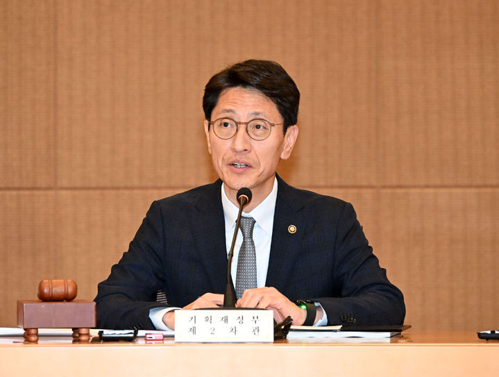 [세종=뉴시스] 정부는 28일 서울 서초구 서울지방조달청에서 김윤상 기획재정부 2차관(사진) 주재로 '제1차 부담금운용심의위원회'를 열고 '2024년도 부담금운용종합보고서'를 논의·확정했다고 밝혔다. 사진은 이날 김윤상 차관이 관련 발언을 하고 있는 모습. (사진=기재부 제공) 2025.05.28 photo@newsis.com *재판매 및 DB 금지