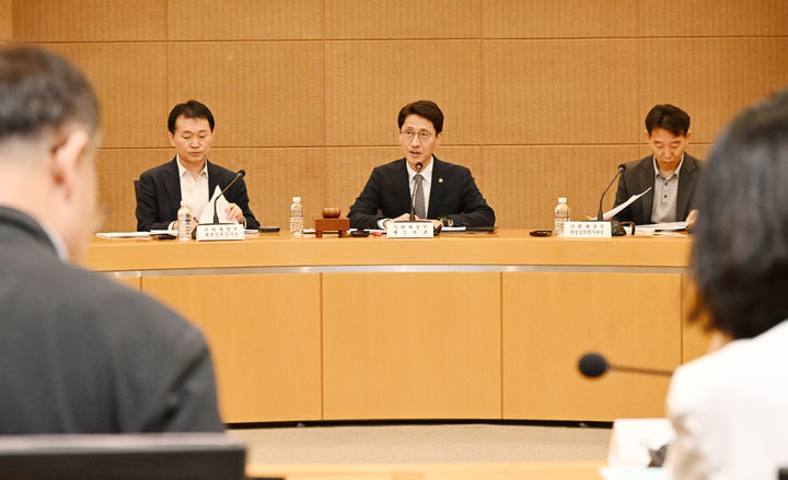 [세종=뉴시스] 정부는 28일 서울 서초구 서울지방조달청에서 김윤상 기획재정부 2차관 주재로 '제1차 부담금운용심의위원회'를 열고 '2024년도 부담금운용종합보고서'를 논의·확정했다고 밝혔다. (사진=기재부 제공) 2025.05.28 photo@newsis.com *재판매 및 DB 금지