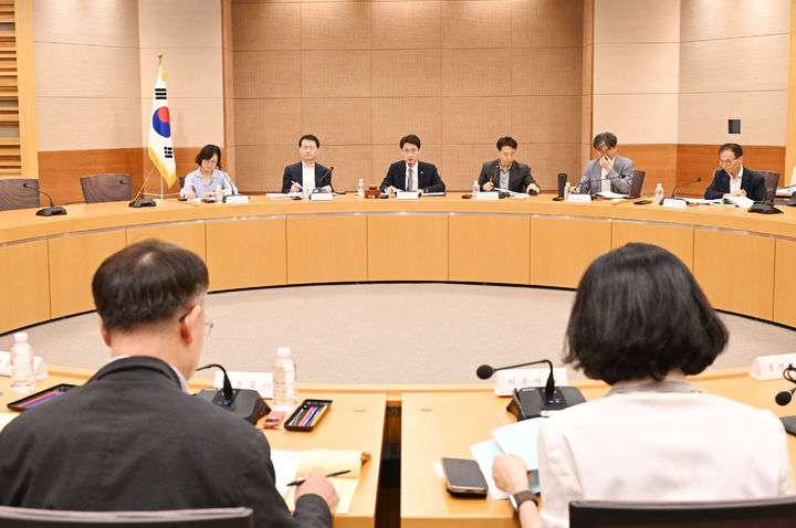 [세종=뉴시스] 정부는 28일 서울 서초구 서울지방조달청에서 김윤상 기획재정부 2차관 주재로 '제1차 부담금운용심의위원회'를 열고 '2024년도 부담금운용종합보고서'를 논의·확정했다고 밝혔다. (사진=기재부 제공) 2025.05.28 photo@newsis.com *재판매 및 DB 금지