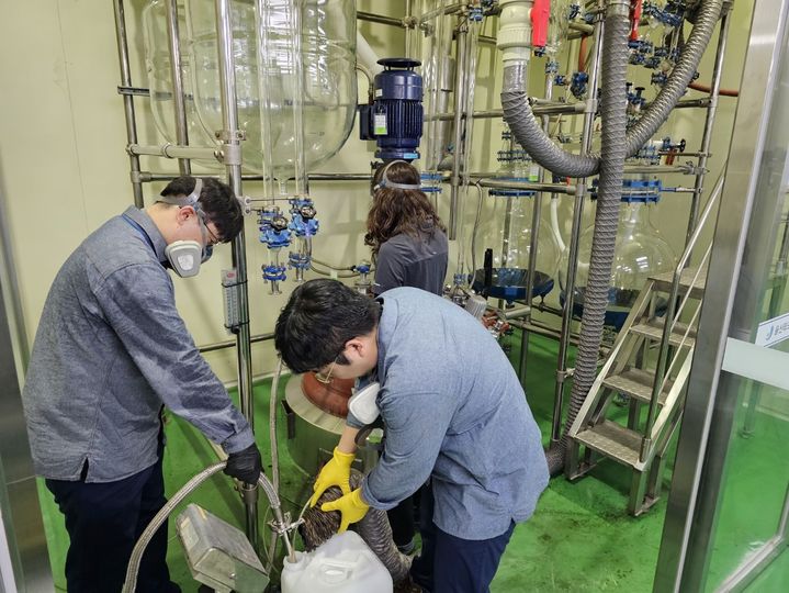 [울산=뉴시스] 박수지 기자 = (주)케이에쓰화학이 울산테크노파크 시험생산동 장비를 이용하고 있다. (사진= 울산테크노파크 제공) 2025.05.28. photo@newsis.com *재판매 및 DB 금지
