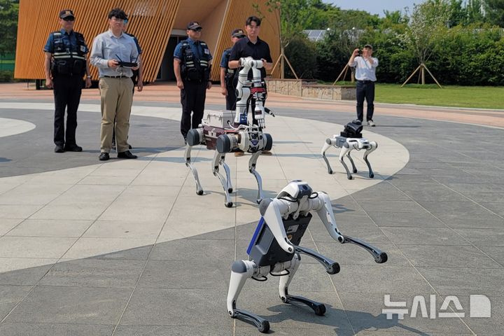 [대구=뉴시스] 이상제 기자 = 대구경찰청 주최로 28일 수성못 상화동산에서 열린 AI드론·로봇을 이용한 디지털 합동 순찰 시범 시연 행사에서 딥로보틱스사의 폴리봇 Lite 3가 백덤블링하고 있다. 2025.05.28. king@newsis.com&nbsp; 