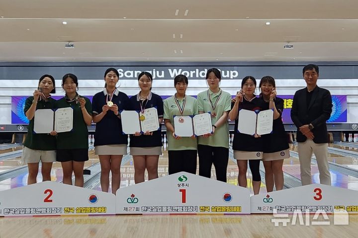 [인천=뉴시스] [인천=뉴시스] 인천 부평구 여자볼링선수단 이정민(왼쪽 세번째부터)·신은서 선수가 한국실업볼링연맹회장기 전국대회에서 단체전 2인조 부문 1위 수상 후 기념 촬영하고 있다. (사진=부평구 제공) 2025.05.28. photo@newsis.com