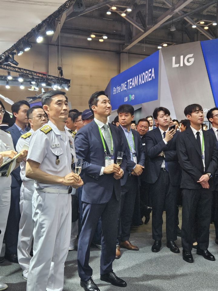 [부산=뉴시스] 옥승욱 기자 = 부산 벡스코에서 열린 '국제해양방위산업전(MADEX) 2025'에서 정기선 HD현대 수석부회장(좌측 두번째)과 양용모 해군참모총장이 HD현대 부스 리셉션에 참석한 모습. 2025.05.28. okdol99@newsis.com *재판매 및 DB 금지