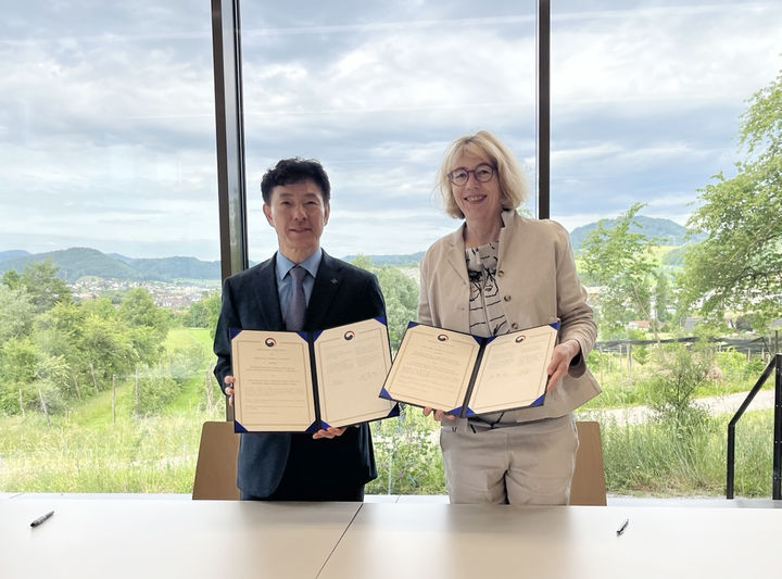 [세종=뉴시스] 농촌진흥청 국립농업과학원은 28일 스위스유기농업연구소(FiBL)와 '유기농업 발전에 관한 업무협약(MOU)'을 체결했다고 밝혔다. (사진=농진청 제공) 2025.05.28. photo@newsis.com *재판매 및 DB 금지