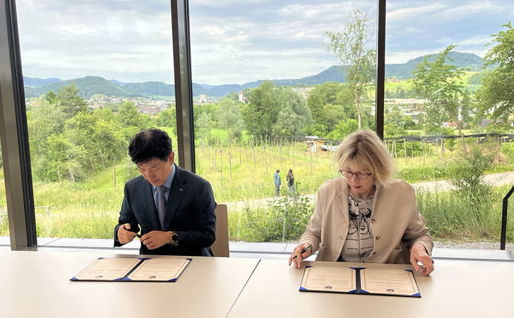 [세종=뉴시스] 농촌진흥청 국립농업과학원은 28일 스위스유기농업연구소(FiBL)와 '유기농업 발전에 관한 업무협약(MOU)'을 체결했다고 밝혔다. (사진=농진청 제공) 2025.05.28. photo@newsis.com *재판매 및 DB 금지