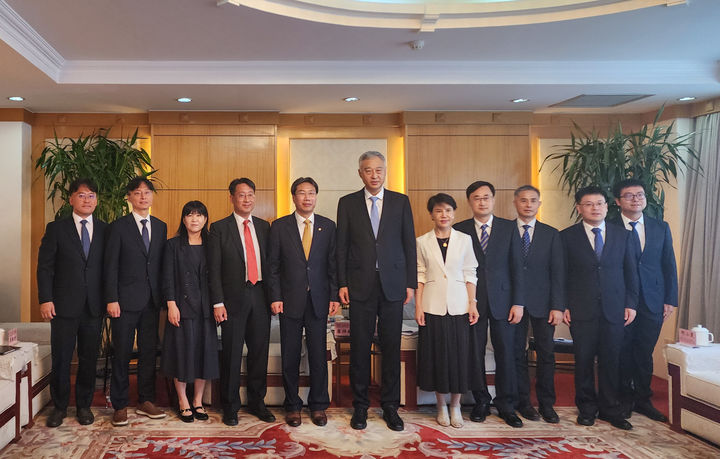 최장혁 개인정보보호위원회 부위원장(왼쪽부터 다섯 번째)과 왕징타오 중국 인터넷 판공실 부주임(왼쪽부터 여섯 번째)이 5월 28일 오전(현지시각) 중국 북경에서 개최된 중국 인터넷 판공실과의 차관급 면담 참석자들과 기념촬영을 하고 있다.(사진=개인정보위 제공)&nbsp; *재판매 및 DB 금지