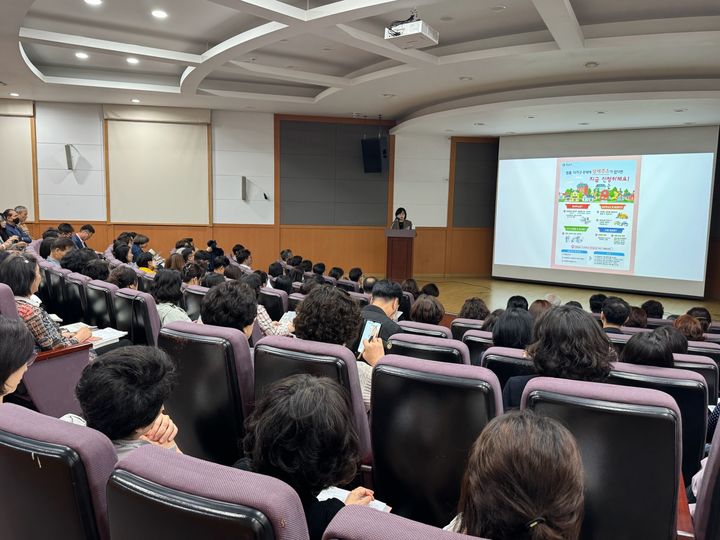 [양산=뉴시스] 공인중개사를 대상으로 상세주소 부여 활성화를 위한 교육을 하고 있다. (사진=양산시 제공) 2025.05.28. photo@newsis.com *재판매 및 DB 금지