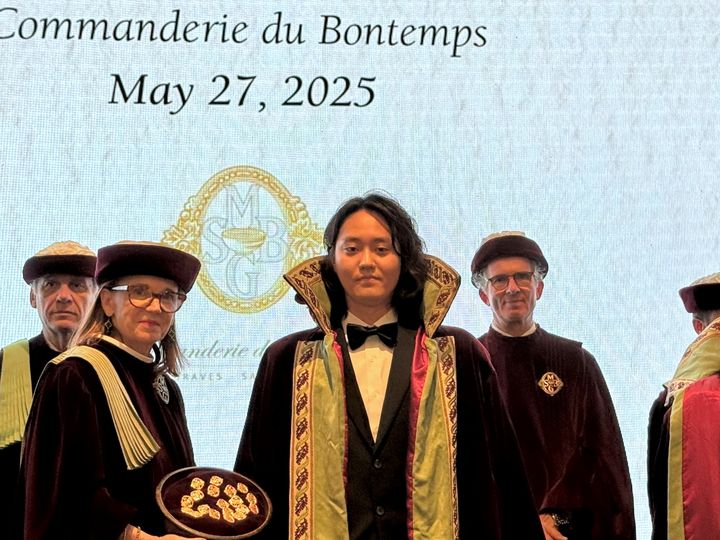 [서울=뉴시스]롯데마트·슈퍼는 장세욱 주류팀 MD(상품기획자)가 프랑스 보르도와인협회로부터 와인 기사 작위인 '꼬망드리(Commanderie)'를 받았다고 29일 밝혔다.(사진=롯데마트·슈퍼 제공) *재판매 및 DB 금지