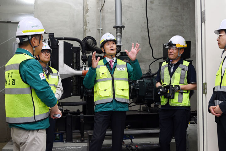 [밀양=뉴시스] 안병구 경남 밀양시장이 28일 네이처에코리움을 찾아 다중이용시설 합동 안전점검을 하고 있다. (사진=밀양시 제공) 2025.05.28. photo@newsis.com&nbsp; *재판매 및 DB 금지