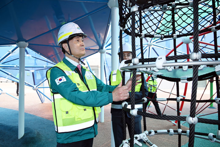 [밀양=뉴시스] 안병구 경남 밀양시장이 28일 네이처에코리움을 찾아 다중이용시설 합동 안전점검을 하고 있다. (사진=밀양시 제공) 2025.05.28. photo@newsis.com&nbsp; *재판매 및 DB 금지