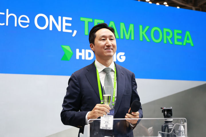 [부산=뉴시스] HD현대 정기선 수석부회장이 28일 부산 벡스코에서 열린 'MADEX 2025' 리셉션 행사에서 인사말을 하고 있다.(사진제공=HD현대). 2025.05.28. photo@newsis.com *재판매 및 DB 금지