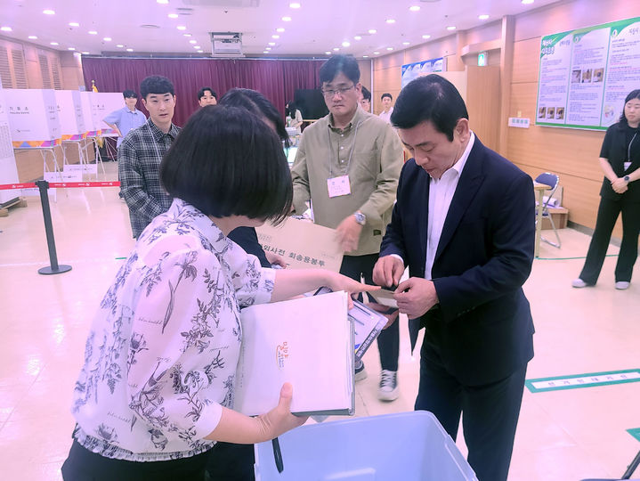 [밀양=뉴시스] 곽근석 부시장이 교동 사전투표소인 시청 민방위교육장을 방문해 사전투표 준비 상황을 점검하고 있다. (사진=밀양시 제공) 2025.05.28. photo@newsis.com *재판매 및 DB 금지