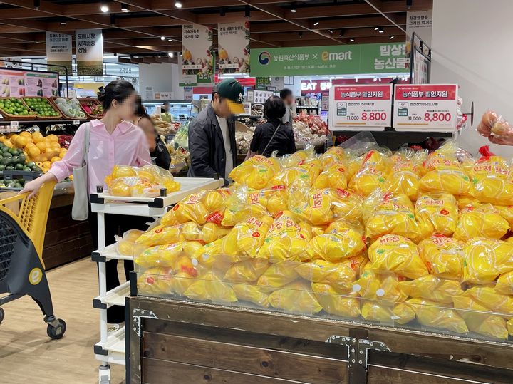 [서울=뉴시스]이마트가 6월 초여름 맞이를 위해 과일 등 신선식품과 내감침구 할인 행사를 진행한다고 29일 밝혔다.(사진=이마트 제공) *재판매 및 DB 금지