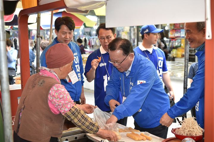 [진주=뉴시스]민주당 김부겸 총괄선대위원장 진주방문, 이재명 후보 지지유세.(사진=민주당 제공).2025.05.28.photo@newsis.com *재판매 및 DB 금지