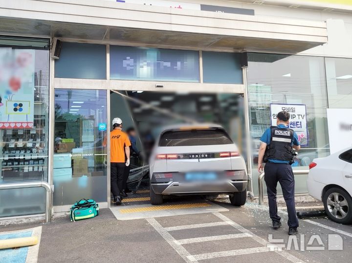 [제주=뉴시스] 28일 오후 제주시 도련동에서 차량이 상가로 돌진해 경찰과 소방당국이 수습에 나서고 있다. (사진=제주소방안전본부 제공) 2025.05.28. photo@newsis.com