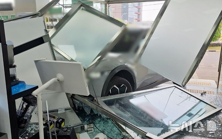 [제주=뉴시스] 28일 오후 제주시 도련동에서 차량이 상가로 돌진해 경찰과 소방당국이 수습에 나서고 있다. (사진=독자 제공) 2025.05.28. photo@newsis.com 