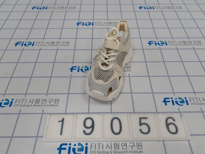 [서울=뉴시스]국내 기준치 33배 초과한 유해물질 검출된 어린이용 신발.