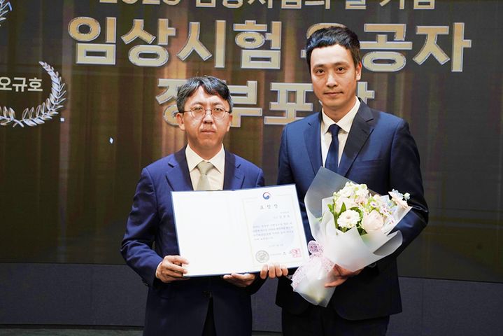 [서울=뉴시스] 한국릴리 임상팀 김영욱 이사(오른쪽) 보건복지부 장관 표창 수상 (사진=한국릴리 제공) 2025.05.28. photo@newsis.com *재판매 및 DB 금지