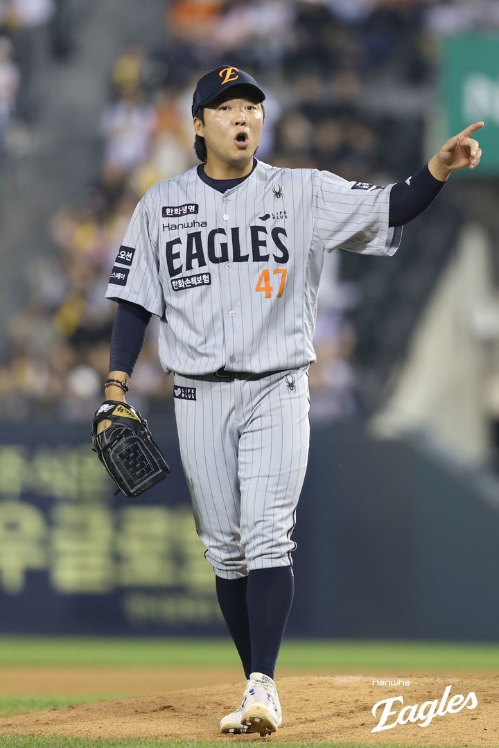 [서울=뉴시스] 프로야구 한화 이글스 김범수가 27일 서울 잠실구장에서 열린 2025 신한 쏠뱅크 KBO리그 LG 트윈스와의 경기에 등판해 심판의 판정에 의문을 표하고 있다. (사진=한화 이글스 제공) 2025.05.27. *재판매 및 DB 금지