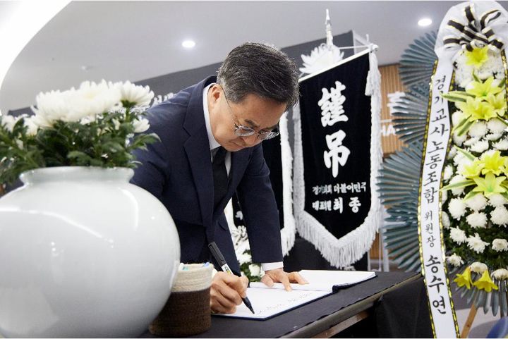 [수원=뉴시스] 김동연 경기도지사가 28일 오후 경기도청 1층에 마련된 제주00중학교 故 현승준 선생님 분향소에 방문해 조문을 하고 있다.(사진=경기도 제공) 2025.05.28. photo@newsis.com *재판매 및 DB 금지