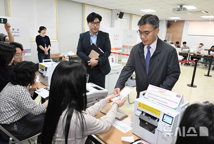 [창원=뉴시스]경남도선관위 이영훈(맨 오른쪽) 위원장이 28일 창원특레시 의창구 봉림동행정복지센터에 설치된 봉림동사전투표소를 방문해 사전투표 최종 모의시험 등 준비 상황을 점검하고 있다.(사진=경남선관위 제공)2025.05.28. photo@newsis.com