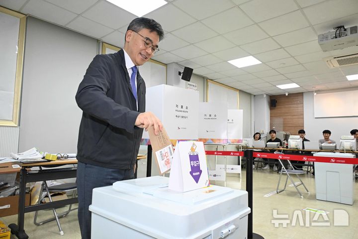 [창원=뉴시스]경남도선관위 이영훈 위원장이 28일 창원특레시 의창구 봉림동행정복지센터에 설치된 봉림동사전투표소를 방문해 사전투표 최종 모의시험 등 준비 상황을 최종 점검하고 있다.(사진=경남선관위 제공)2025.05.28. photo@newsis.com