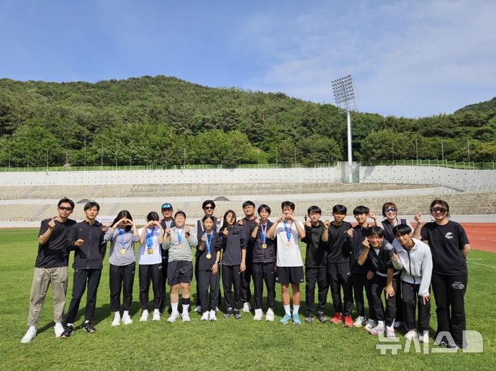 [포항=뉴시스] 송종욱 기자 = 경북 포항시선수단이 '제54회 전국소년체육대회'에서 우수한 성적을 거두며 지역 체육의 저력을 다시 한번 입증했다. 사진은 포항시 육상선수단의 기념 촬영하는 모습. (사진=포항시 제공) 2025.05.28. photo@newsis.com