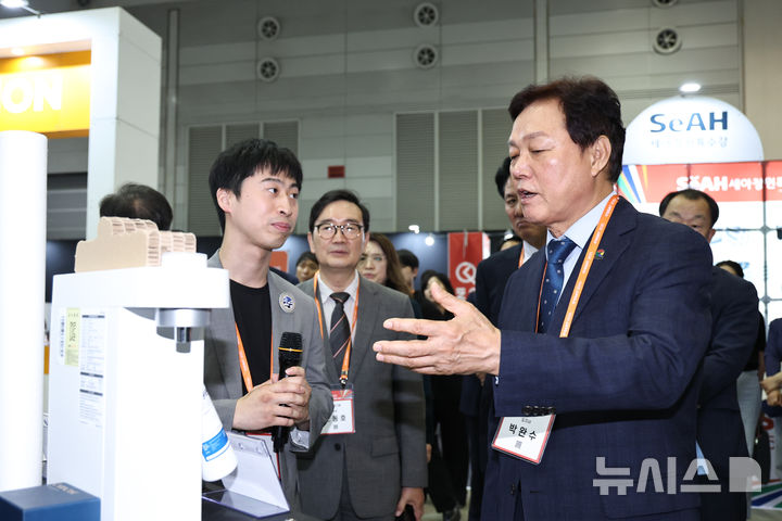 [창원=뉴시스]28일 오후 경남 창원컨벤션센터에서 열린 글로벌 융복합 창업 페스티벌 'GSAT 2025' 개막식에 참석한 박완수 도지사가 전시 부스를 둘러보고 있다.(사진=경남도 제공) 2025.05.28. photo@newsis.com