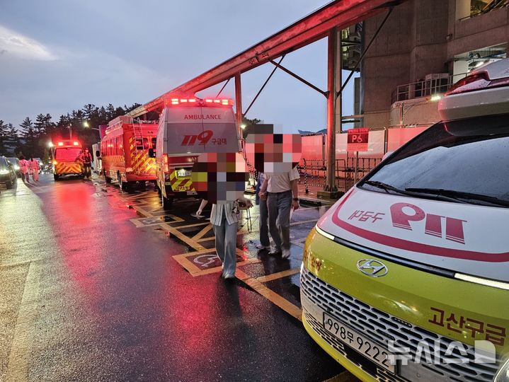 [대구=뉴시스] 송종욱 기자 = 28일 대구·경북에 낙뢰·우박을 동반한 집중 호우로 라이온즈파크에 몰린 관중 2만2000여 명이 대피하고, 119 안전신고센터에 140여 건의 피해 신고가 접수됐다. 사진은 수성구 라이온즈파크에 만일의 사태를 대비해 119 차량이 집결한 모습. (사진=대구소방본부 제공) 2025.05.28. photo@newsis.com&nbsp; 