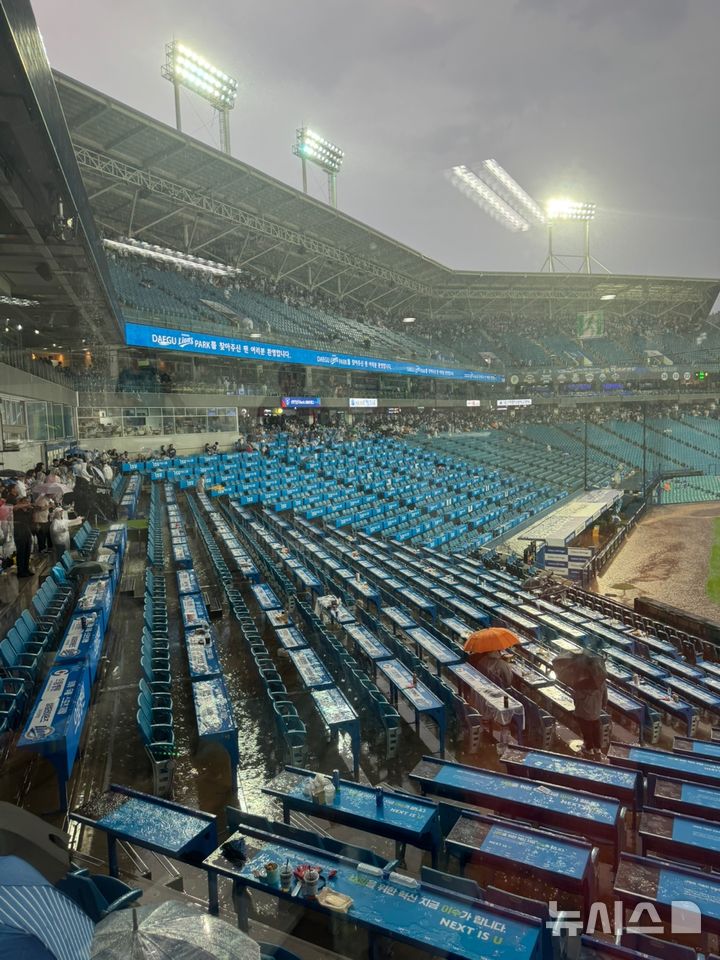 [대구=뉴시스] 28일 대구·경북에 낙뢰·우박을 동반한 집중 호우로 라이온즈파크에 몰린 관중 2만2000여 명이 대피하고, 119 안전신고센터에 140여 건의 피해 신고가 접수됐다. 사진은 수성구 라이온즈파크의 관중석 모습. (사진=뉴시스DB) 2025.05.29. photo@newsis.com 