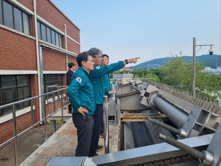 [창원=뉴시스]농어촌공사 경남본부, 영농기 용수공급 및 우기 대비 농업생산기반 시설 점검.(사진=농어촌공사 경남 제공) 2025.05.28.photo@newsis.com *재판매 및 DB 금지