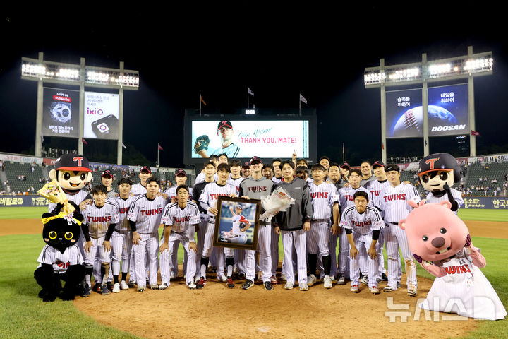 [서울=뉴시스] 프로야구 LG 트윈스 코엔 윈(가운데)이 28일 서울 잠실구장에서 열린 2025 신한 쏠뱅크 KBO리그 한화 이글스와의 경기를 마친 뒤 선수단과 기념 사진을 찍고 있다. (사진=LG 트윈스 제공) 2025.05.28.