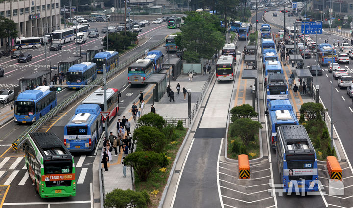 [서울=뉴시스] 조수정 기자 = 서울시버스노동조합이 유보한 28일 오전 서울 중구 서울역 버스환승센터에서 시민들이 서울 시내버스가 정상 운행하고 있다. 서울 버스노조는 28일 새벽 서울시버스운송사업조합과 임금·단체협약 협상 결렬 후 용산 노조 사무실에서 총회를 열고 파업여부에 대해 총투표를 통해 파업 유보를 결정했다. 2025.05.28. chocrystal@newsis.com