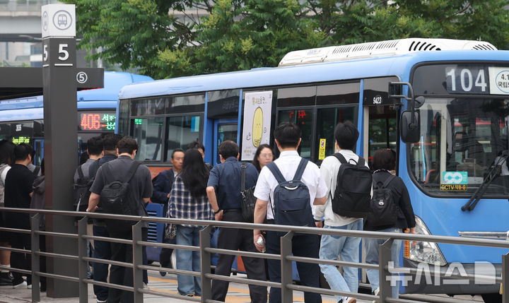 [서울=뉴시스] 조수정 기자 = 서울시버스노동조합이 유보한 28일 오전 서울 중구 서울역 버스환승센터에서 시민들이 서울 시내버스가 정상 운행하고 있다. 서울 버스노조는 28일 새벽 서울시버스운송사업조합과 임금·단체협약 협상 결렬 후 용산 노조 사무실에서 총회를 열고 파업여부에 대해 총투표를 통해 파업 유보를 결정했다. 2025.05.28. chocrystal@newsis.com