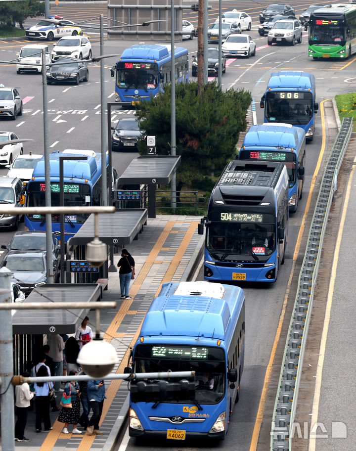 [서울=뉴시스] 조수정 기자 = 서울시버스노동조합이 유보한 28일 오전 서울 중구 서울역 버스환승센터에서 시민들이 서울 시내버스가 정상 운행하고 있다. 서울 버스노조는 28일 새벽 서울시버스운송사업조합과 임금·단체협약 협상 결렬 후 용산 노조 사무실에서 총회를 열고 파업여부에 대해 총투표를 통해 파업 유보를 결정했다. 2025.05.28. chocrystal@newsis.com
