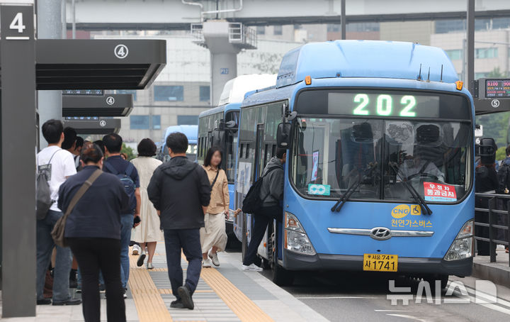 [서울=뉴시스] 조수정 기자 = 서울시버스노동조합이 유보한 28일 오전 서울 중구 서울역 버스환승센터에서 시민들이 서울 시내버스가 정상 운행하고 있다. 서울 버스노조는 28일 새벽 서울시버스운송사업조합과 임금·단체협약 협상 결렬 후 용산 노조 사무실에서 총회를 열고 파업여부에 대해 총투표를 통해 파업 유보를 결정했다. 2025.05.28. chocrystal@newsis.com