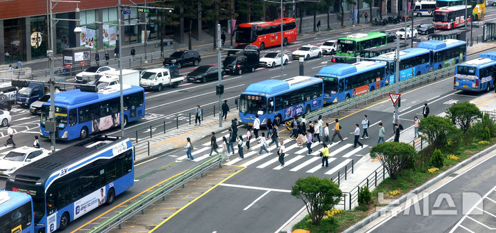 [서울=뉴시스] 조수정 기자 = 서울시버스노동조합이 유보한 28일 오전 서울 중구 서울역 버스환승센터에서 시민들이 서울 시내버스가 정상 운행하고 있다. 서울 버스노조는 28일 새벽 서울시버스운송사업조합과 임금·단체협약 협상 결렬 후 용산 노조 사무실에서 총회를 열고 파업여부에 대해 총투표를 통해 파업 유보를 결정했다. 2025.05.28. chocrystal@newsis.com