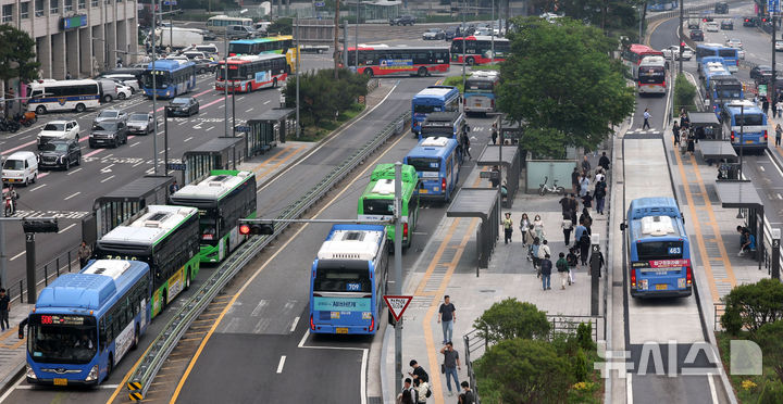 [서울=뉴시스] 조수정 기자 = 지난 5월 서울 중구 서울역 버스환승센터에서 서울 시내버스가 정상 운행하고 있는 모습. 2025.05.28. chocrystal@newsis.com