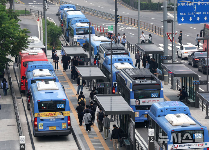 [서울=뉴시스] 조수정 기자 = 서울시버스노동조합이 유보한 28일 오전 서울 중구 서울역 버스환승센터에서 시민들이 서울 시내버스가 정상 운행하고 있다. 서울 버스노조는 28일 새벽 서울시버스운송사업조합과 임금·단체협약 협상 결렬 후 용산 노조 사무실에서 총회를 열고 파업여부에 대해 총투표를 통해 파업 유보를 결정했다. 2025.05.28. chocrystal@newsis.com