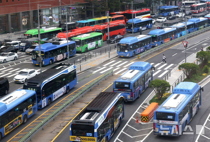 [서울=뉴시스] 조수정 기자 = 서울시버스노동조합이 유보한 28일 오전 서울 중구 서울역 버스환승센터에서 시민들이 서울 시내버스가 정상 운행하고 있다. 서울 버스노조는 28일 새벽 서울시버스운송사업조합과 임금·단체협약 협상 결렬 후 용산 노조 사무실에서 총회를 열고 파업여부에 대해 총투표를 통해 파업 유보를 결정했다. 2025.05.28. chocrystal@newsis.com