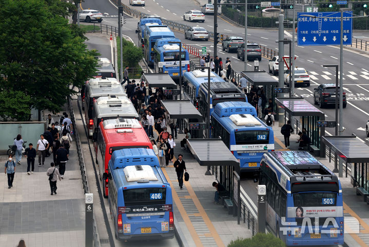 [서울=뉴시스] 지난 5월28일 오전 서울 중구 서울역 버스환승센터의 모습. 2025.09.01. (사진=뉴시스DB) photo@newsis.com