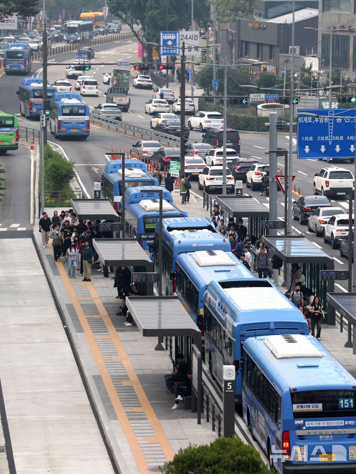 [서울=뉴시스] 조수정 기자 = 지난 5월28일 오전 서울 중구 서울역 버스환승센터에서 시민들이 서울 시내버스가 운행하고 있는 모습. 2025.05.28. chocrystal@newsis.com