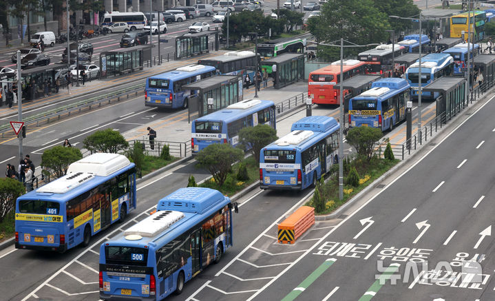 [서울=뉴시스] 조수정 기자 = 서울시버스노동조합이 유보한 28일 오전 서울 중구 서울역 버스환승센터에서 시민들이 서울 시내버스가 정상 운행하고 있다. 서울 버스노조는 28일 새벽 서울시버스운송사업조합과 임금·단체협약 협상 결렬 후 용산 노조 사무실에서 총회를 열고 파업여부에 대해 총투표를 통해 파업 유보를 결정했다. 2025.05.28. chocrystal@newsis.com