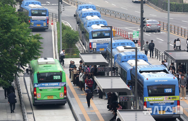[서울=뉴시스] 조수정 기자 = 서울시버스노동조합이 유보한 28일 오전 서울 중구 서울역 버스환승센터에서 시민들이 서울 시내버스가 정상 운행하고 있다. 서울 버스노조는 28일 새벽 서울시버스운송사업조합과 임금·단체협약 협상 결렬 후 용산 노조 사무실에서 총회를 열고 파업여부에 대해 총투표를 통해 파업 유보를 결정했다. 2025.05.28. chocrystal@newsis.com