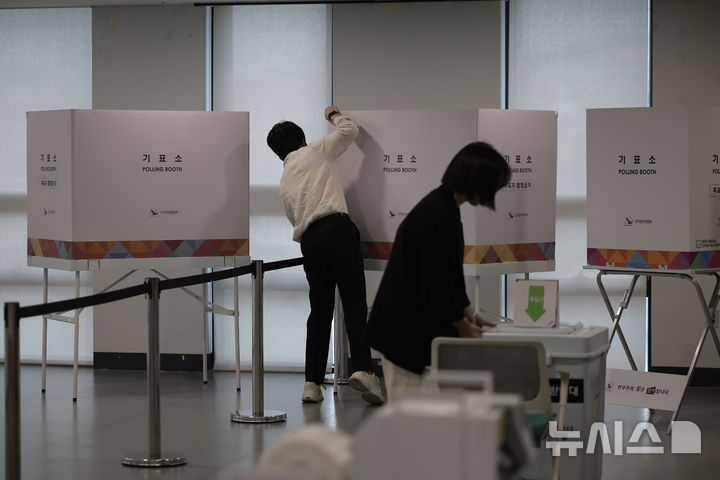 [서울=뉴시스] 정병혁 기자 = 제21대 대통령 선거 사전투표를하루 앞둔 28일 서울 중구 신당누리센터에 설치된 사전투표소에서 관계자들이 점검을 하고 있다. 2025.05.28. jhope@newsis.com